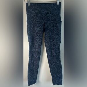 Lululemon Leggings Women’s Size 4 High Rise Crop Blue Black Floral Print EUC